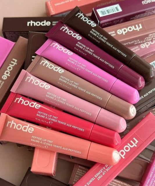 Plump and treat lip glow oil tube with oversized doe-foot applicator close-up